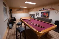 Cedar Retreat with Hot Tub, Sauna & Lake Access