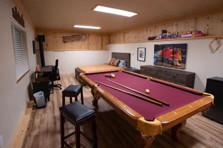 Cedar Retreat with Hot Tub, Sauna & Lake Access