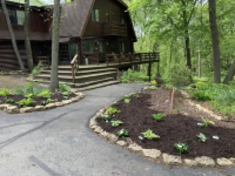 Beautiful Log Cabin with Fireplace, Fire Pit, Hot Tub & Wifi