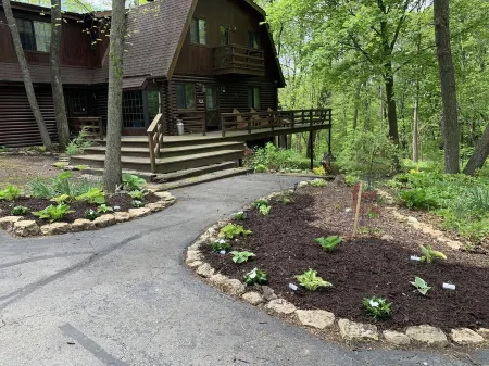 Beautiful Log Cabin with Fireplace, Fire Pit, Hot Tub & Wifi