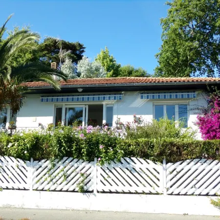 Apartment in villa in residential and quiet area, near the beach, center city and shops.,