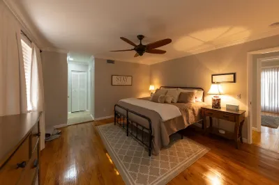BEAUTIFUL 4 Bedroom 3 Full Bath Renovated Furnished House in S HSV! 2 Car Garage Hotel in zona Ditto Landing
