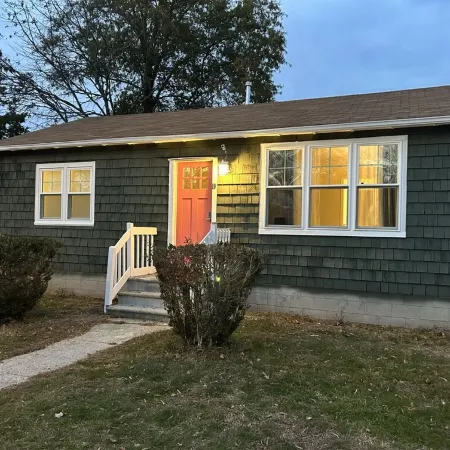 Newly renovated cottage less than two blocks from the beach