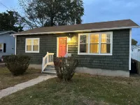 Newly renovated cottage less than two blocks from the beach