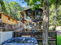 Bella Vista Cabin on the Lake with Hot Tub, Canoes, Beautiful Views, EV Charger.