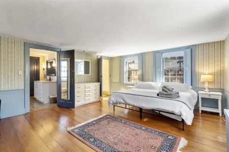 NEW Robert Manning Place•Historic 1824 Salem Home with Parking•Walk to Downtown