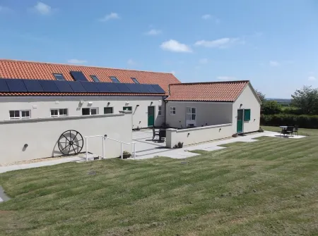 Laura's Loft - Private, romantic self-catering apartment with views for couples Отели в г. Гритам вит Сомерсби