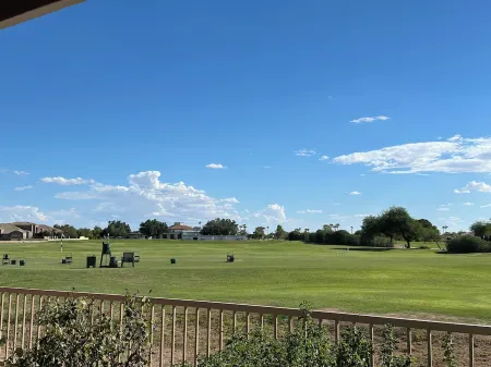 Arden Haus - Remodeled 3 bedroom house in Mesa w/pool and golf course views Отели рядом с достопримечательностью «Commemorative Air Force Museum»