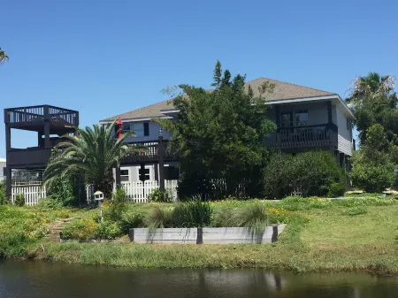 Tiny Bubbles -Hot Tub-Screened Game Room-Spacious Decks-EV Charger Отели рядом с достопримечательностью «Port Bolivar»