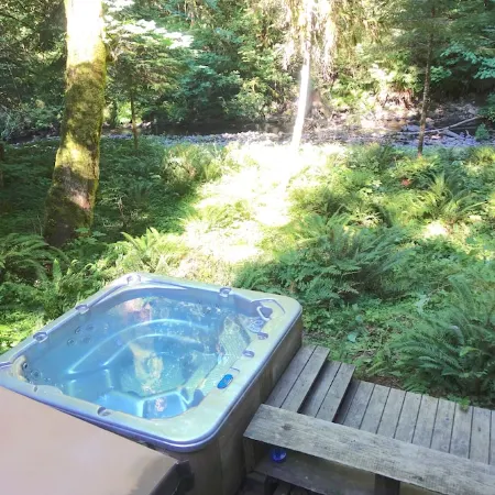 Romantic Mt. Hood Streamside Retreat, Hot Tub, BBQ, Fast WiFi. Pets Welcome, Ski