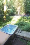 Romantic Mt. Hood Streamside Retreat, Hot Tub, BBQ, Fast WiFi. Pets Welcome, Ski