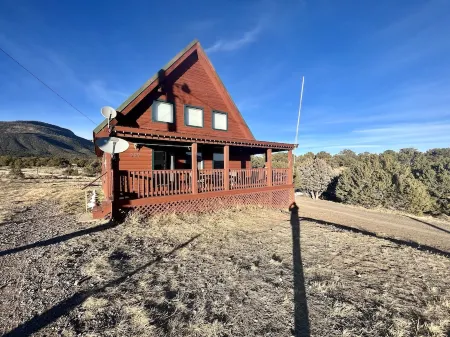 South Fork Shangri-La! Quiet and clean retreat steps from the National Forest!