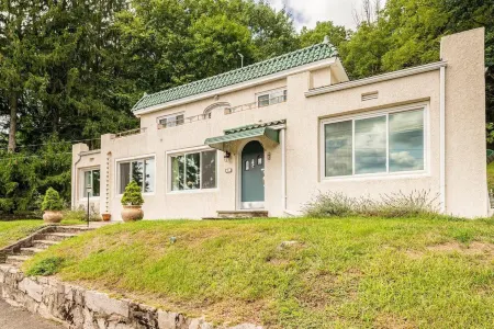 The Jeweler's Villa, HOT TUB!