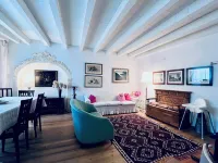 Lake Garda: Idyllic villa in quiet village center with olive and palm trees garden 나고 호텔