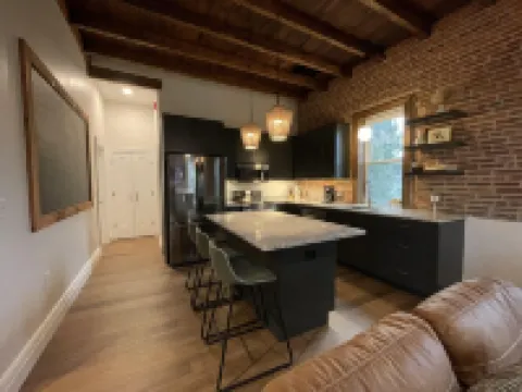 Newly renovated 1800’s one room schoolhouse with modern comforts and a hot tub! Hoteles en Municipio de Rapho