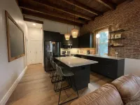 Newly renovated 1800’s one room schoolhouse with modern comforts and a hot tub! 라포 타운쉽 호텔