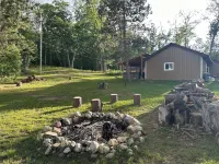 Cabin with Hot tub. Close to Higgins Lake