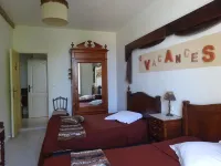 DUPLEX IN OLD MASTER HOUSE SWIMMING POOL, GARDEN, PARKING BEACHES 8 Km away Hotels in Pomerols