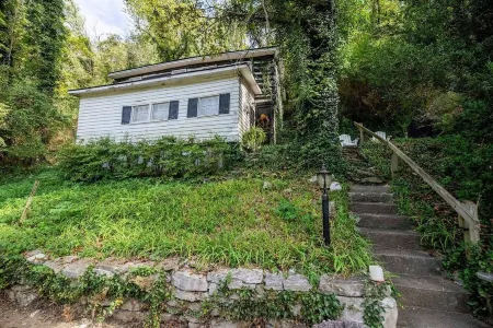 Unique Stay in a 1907 Log Cabin on The Kentucky River