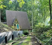 1970s A-Frame w/Mountain Views in National Forest, 1hr to Downtown Asheville
