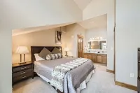 Premium penthouse in Keystone, great pool - The Springs!  Walk to slopes.