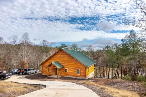 Cozy log cabin with Lakefront and Private Dock