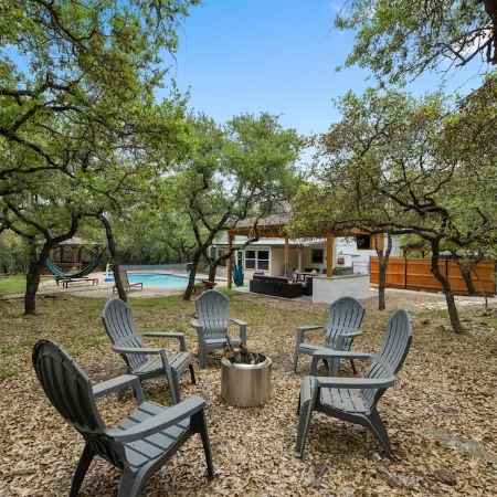 Pickleball, Heated pool, Hot tub, 2.5 Acres full of oaks