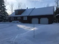 Full House on secluded road, 4 bed 2 bath, fully furnished basement w/bar + beds Hotels in Carp Lake Township