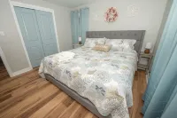 KING BED- BRAND NEW FARMHOUSE II Hotels in Cheektowaga