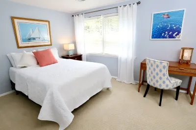 Rare find! Chic cottage, salt water heated pool May 15-Oct15.