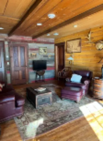 Cozy lake cabin with your own private dock. Secluded lot close to the city!