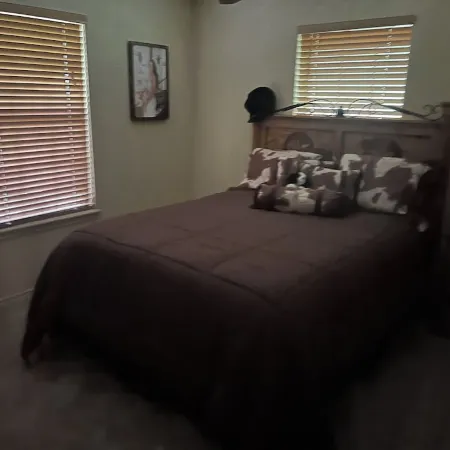 Rustic getaway on 3 acres - Only minutes from TEXS A&M University.