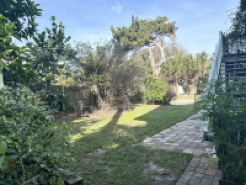 Cozy 2nd floor, steps to beach, right off A1A Beach!