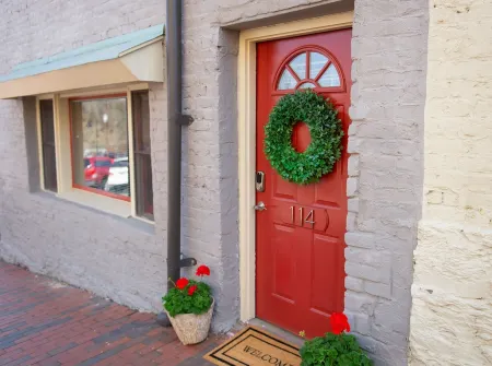 Downtown Lynchburg Studio 114 & Parking Spot Отели рядом с достопримечательностью «Академи Сентер оф Артс»