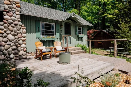 NEW cozy cottage a short walk to Northport and Lake Michigan!