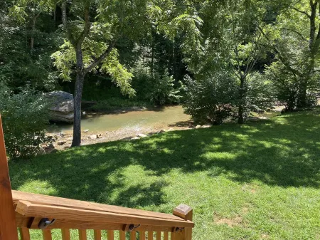 New 2/2 Log Cabin, Rushing Trout Stream, Hot Tub, Fireplace, 8 Acres, WiFi