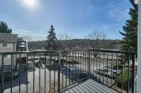 SeaTac Condo Close to Everything!