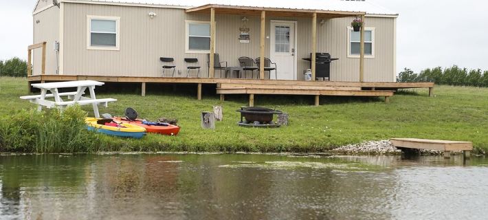 Luxury Wolf Lodge - 2 bedroom - Lakefront. Hotels in Hunt County