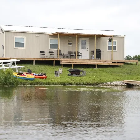 Luxury Wolf Lodge - 2 bedroom - Lakefront.