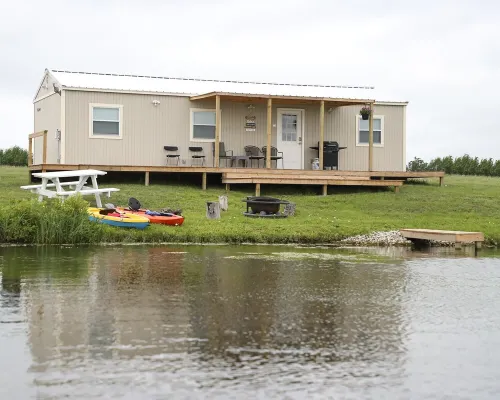 Luxury Wolf Lodge - 2 bedroom - Lakefront. - 3-Star