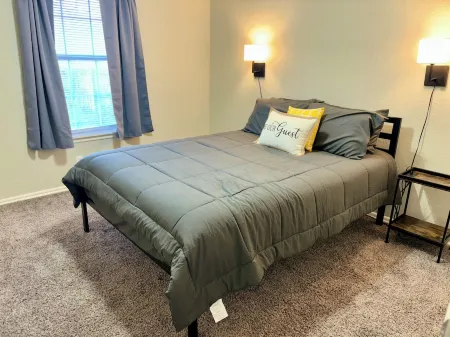 Lovely Central Edmond home 4bed 2bath Отели рядом с достопримечательностью «Университет Сентрал Оклахома»