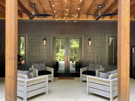 Luxurious Retreat w/Hot Tub by DuPont; mins to Pisgah, Brevard & Hendersonville Отели в г. Краб Крик