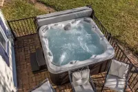 Charming Farmhouse w King Bed Hot Tub & EV Charger