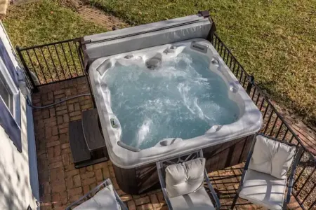 Charming Farmhouse w King Bed Hot Tub & EV Charger