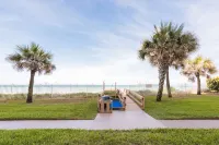 Beachfront Vacation Rental, 2 bedroom, 2 bath Condo, Steps To The Beach