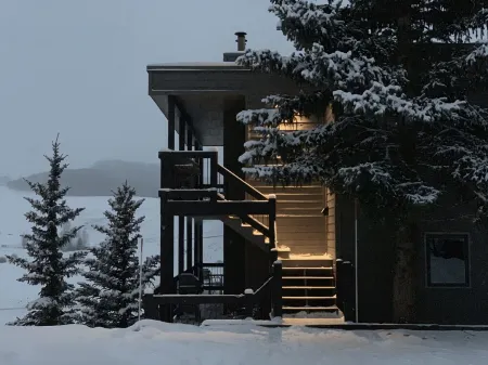 Penthouse #4 Panoramic Views, Hot Tub, 75 55" TVs, Sonos, Free Town & Ski Bus Отели в г. Маунт Крестед Бьютт