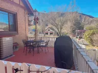 Beautiful Well Preserved Historical 2 bedroom House. 1112B Hotel dekat Iron Mountain Hot Springs
