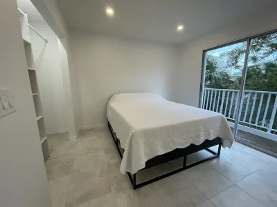 Enjoy Sunsets at Fully Equipped 2BR/2BA Duplex 2 shorts blocks by the Beach Hotels in der Nähe von Alvin's Island - Holmes Beach #753