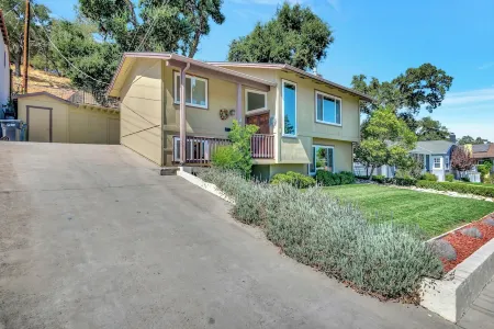 HILLSIDE HARMONY-Walk to Downtown Square Отели рядом с достопримечательностью «PARK STREET GALLERY»