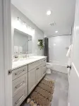Newly renovated condo, minutes to NYC!